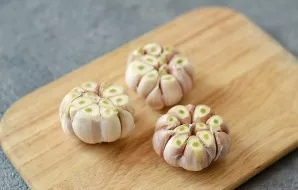 Peel the garlic husk. Cut off the top.