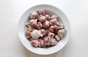 Remove the top layer of garlic, cut off the top and bottom. Wash the garlic and dry it.