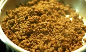 We knead it well so that large lumps do not form.