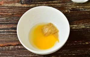 In a bowl, mix the mustard, water and egg. Stir.