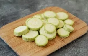 Wash the zucchini, cut into slices about a centimeter thick.