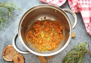 Pour vegetable oil into a thick-bottomed pot. Peel the onions, chop and put in a saucepan. Grate carrots on a coarse grater and, stirring...