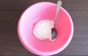 In a bowl, mix sour cream and soda. Stir. Leave for 5 minutes.
