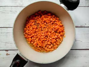 Wash the carrots well, cut into small cubes and put in a well-heated pan with vegetable oil. Fry the carrots until golden brown.