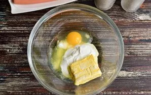 Crack the eggs into a bowl (reserving 1 yolk to brush the rolls). Put sour cream, butter there, add salt.
