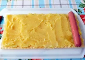 Crush the prepared potatoes into porridge. Put the still hot in a thin layer on the waffle, spread over the entire surface. Leave just a ...