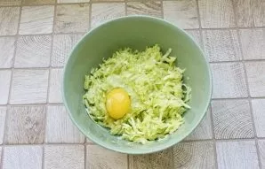 Wash the zucchini, peel and grate. Salt a little and let stand for 10-15 minutes. After squeezing the juice well, beat the egg. Mix zucch...