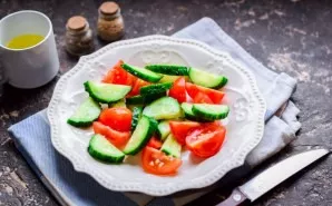 Wash the tomatoes and cucumbers, cut into small pieces and transfer to a plate.