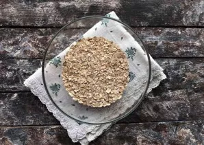 Pour oatmeal into a deep bowl.