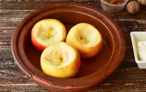Wash the apples, cut off the tops and carefully scoop out the pulp.
