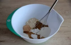 In a bowl, mix all the dry ingredients.