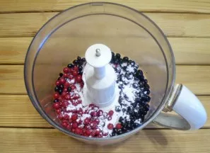 Add the berries and sugar or powdered sugar to the mixing bowl.