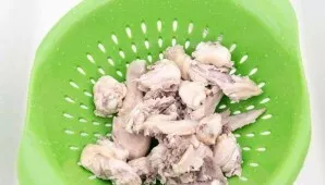 Drain the broth through a sieve so that the meat remains in it.
