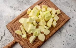 To make the souffle softer zucchini peel and remove the seeds. Cut the zucchini pulp into small pieces.
