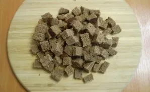Cut the bread into cubes and dry a little in the oven.
