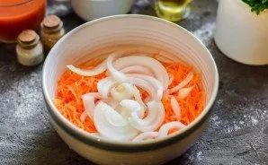 Peel carrots and onions, wash. Grate the carrots, cut the onion into half rings.