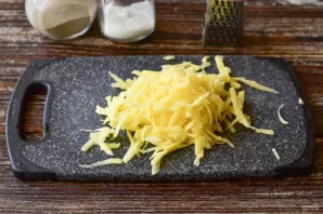 Peel the potatoes and coarsely grate them.