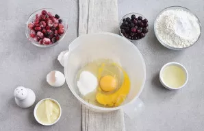 Beat eggs with sugar until the volume increases 3 times.