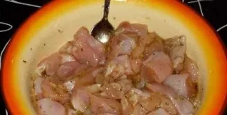 Rinse the rabbit meat and dry it lightly, mix it with marinade. Leave to marinate for 2 hours.