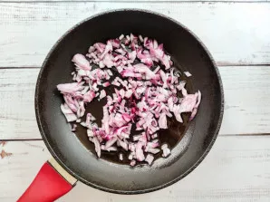 Peel the onion, chop finely and put in a well-heated pan with vegetable oil.