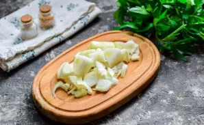 Peel the onion, wash it and dry it. Cut the onion into half rings or large cubes.