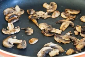 Pour a little vegetable oil into the pan and add the mushrooms. Fry them over medium heat until crispy.