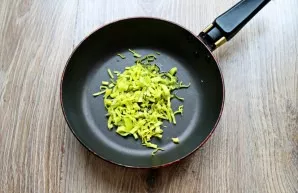 Cut the leek into thin strips. Pour vegetable oil into the pan and heat it, add chopped leeks.