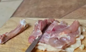 Remove the meat from the bones and leave it with the skin. Rinse the meat well and dry it. Rub with salt and pepper.