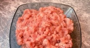 After removing the cuticle, cut the meat off the bone and cut into small pieces, pass through a meat grinder and put in a bowl.