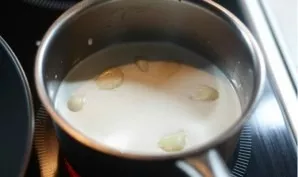 Pour the garlic with half the milk and bring to a boil. Then drain the milk and pour the garlic with fresh milk. We put on a slow fire fo...