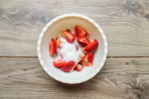 Rinse the berries, dry them and remove the tails. Cut half of the strawberries into slices and sprinkle with sugar, put in the refrigerator.