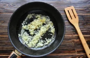 Peel the onions. Melt the butter in a pan and fry the onion until tender and gently golden in color.