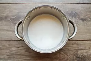 Pour the cream and milk into a saucepan with a thick bottom and bring to a boil over medium heat.