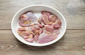 Cut the fillet into layers, wash and dry. Salt the fillet, rub with pepper and add half of the mustard.