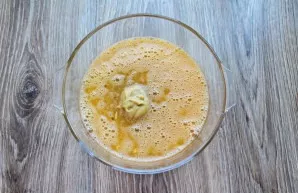 Put the eggs in a bowl and beat them. Add mustard to the eggs.