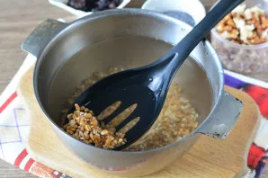 Pour wheat groats with water and store overnight.