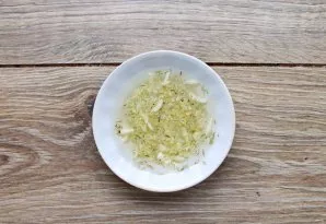 Pour vegetable oil into a bowl, add dry rosemary and 3 cloves of chopped garlic cloves. Leave for 5-7 minutes to soak.