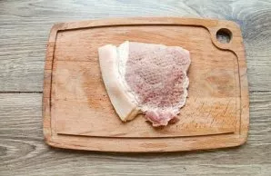 Wash the carbonate, dry it well and cut it into pieces. Beat the meat on both sides, rub with salt and pepper.