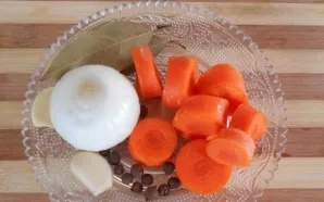 Peel carrots, onions and garlic, cut the carrots into large pieces.