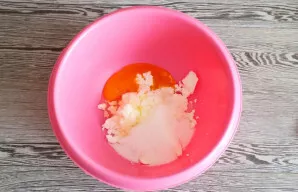 In a bowl, mix egg, cottage cheese, sugar. Blend with a blender until smooth.