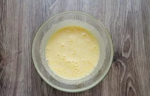 Put eggs in a deep bowl, add sugar and beat until fluffy, light mass.