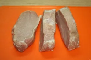 Cut the meat into steaks 3-4 cm thick.