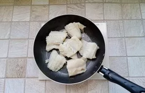 Wash the cod and chop it. Put in a hot frying pan with sunflower oil. Fry on both sides for 3-4 minutes.