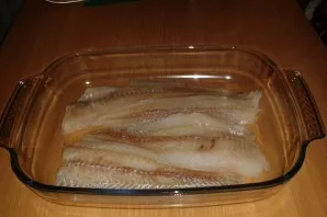 Rinse the fish fillet and dry thoroughly. Add a little salt and pepper to taste. If you wish, you can add a pinch of fish seasoning. Put ...