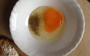Break an egg into a bowl, add 2 tablespoons of water or milk, ground black pepper and a pinch of salt.