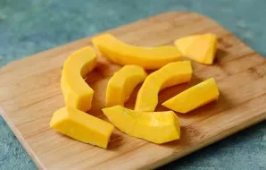 Cut the pumpkin into large slices about 2-2.5 cm thick.