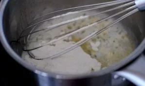 Then add a spoonful of flour to the melted butter, add cream after a minute. And we keep stirring.