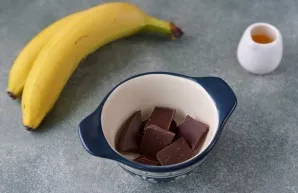 Break the chocolate, put it in a small bowl.