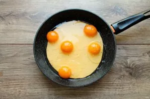 Grease the pan with a little oil and put one sheet of lavash in it. On top of the lavash, beat the eggs, salt it a little.