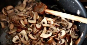 Fry the onion and garlic in the fat of the bacon over low heat, stirring until the onion and garlic are tender, for 2-3 minutes. Add mush...